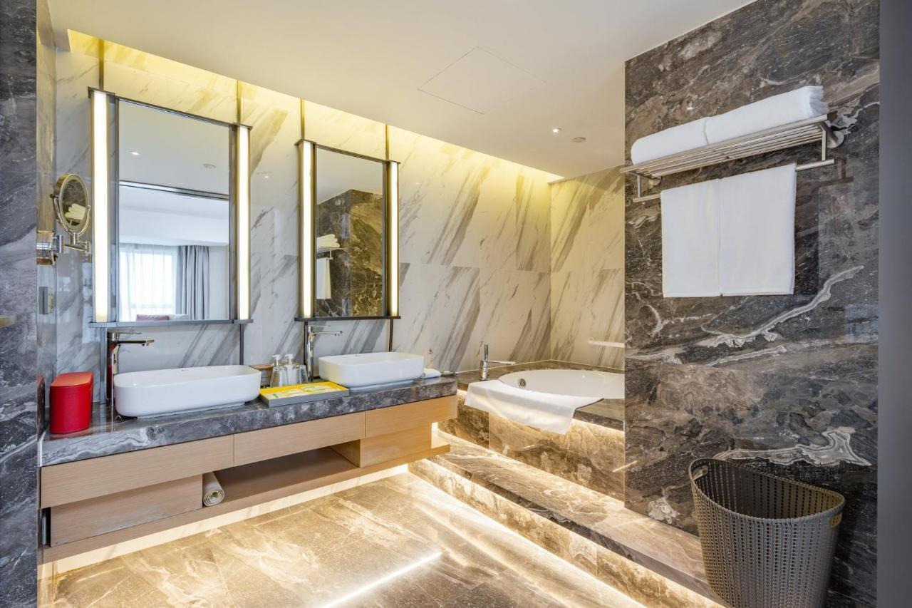 Holiday Inn Shanghai Huaxia By Ihg - Overlooking City Scenery At Sky View Restaurant מראה חיצוני תמונה