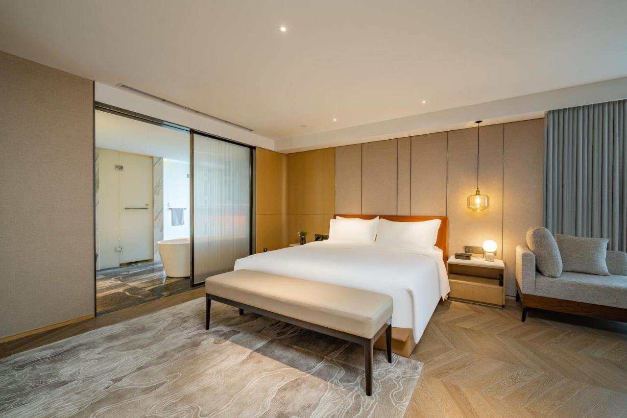 Holiday Inn Shanghai Huaxia By Ihg - Overlooking City Scenery At Sky View Restaurant מראה חיצוני תמונה