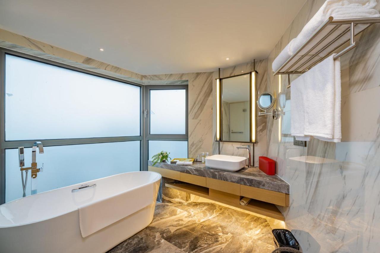 Holiday Inn Shanghai Huaxia By Ihg - Overlooking City Scenery At Sky View Restaurant מראה חיצוני תמונה