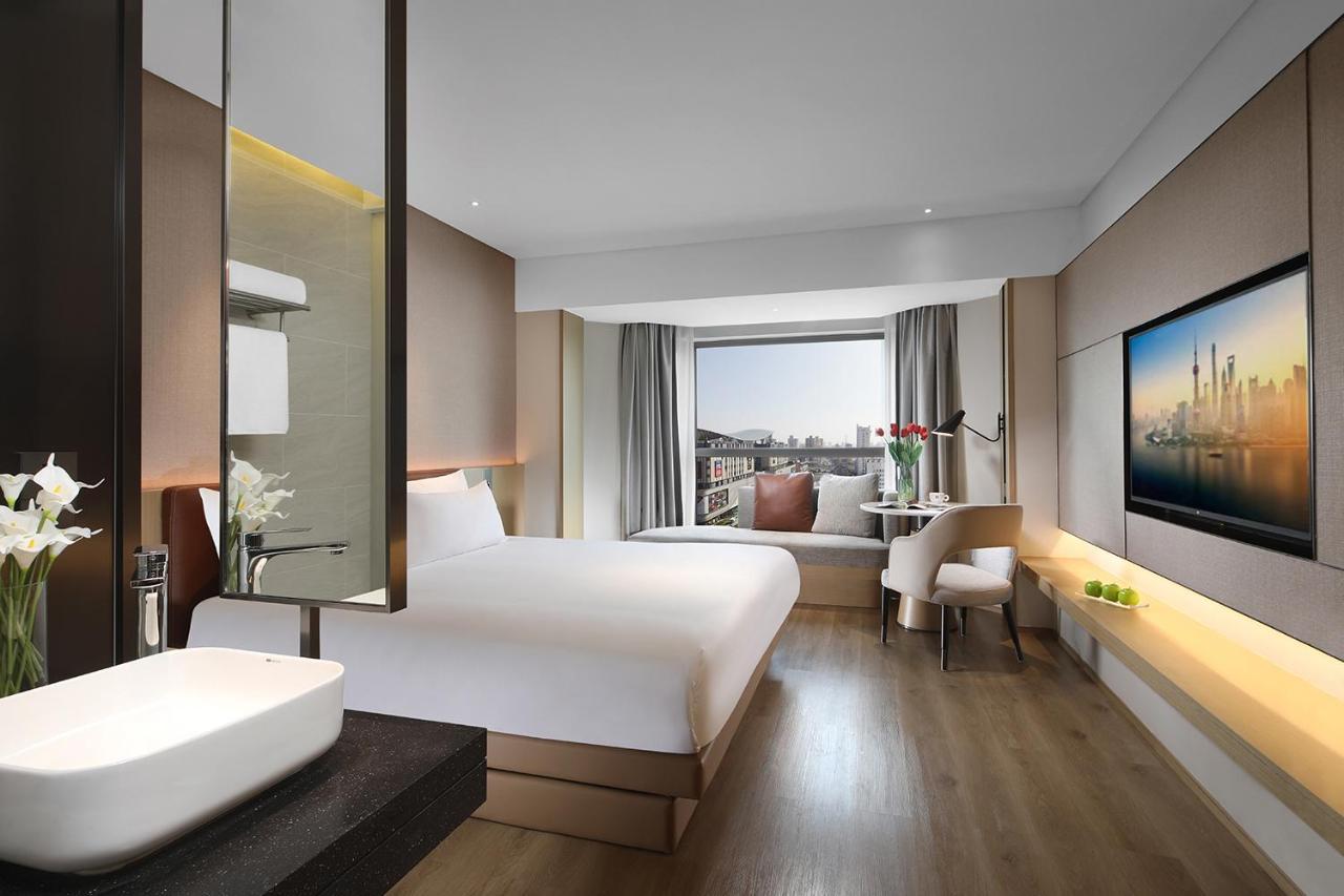 Holiday Inn Shanghai Huaxia By Ihg - Overlooking City Scenery At Sky View Restaurant מראה חיצוני תמונה
