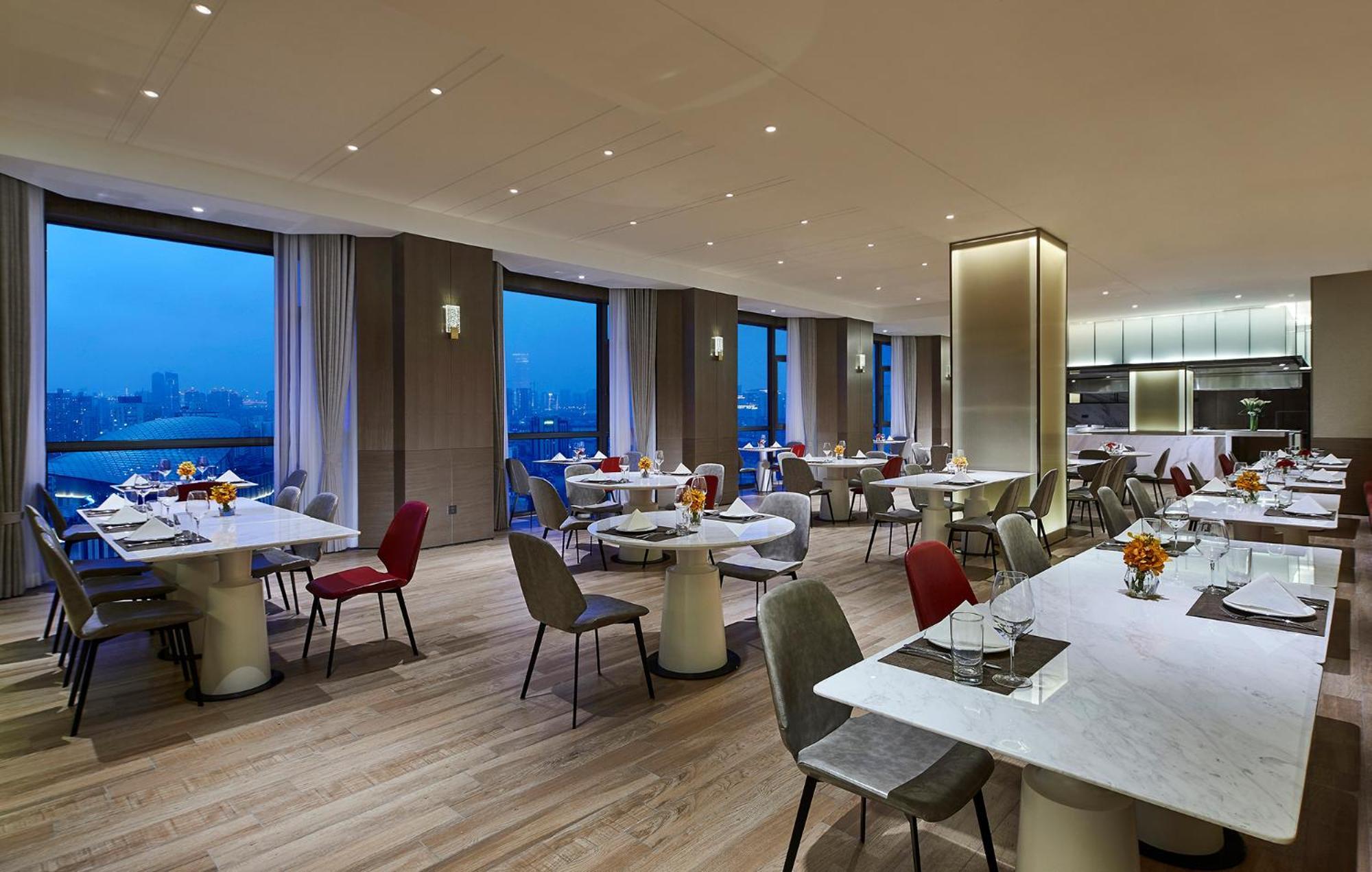Holiday Inn Shanghai Huaxia By Ihg - Overlooking City Scenery At Sky View Restaurant מראה חיצוני תמונה