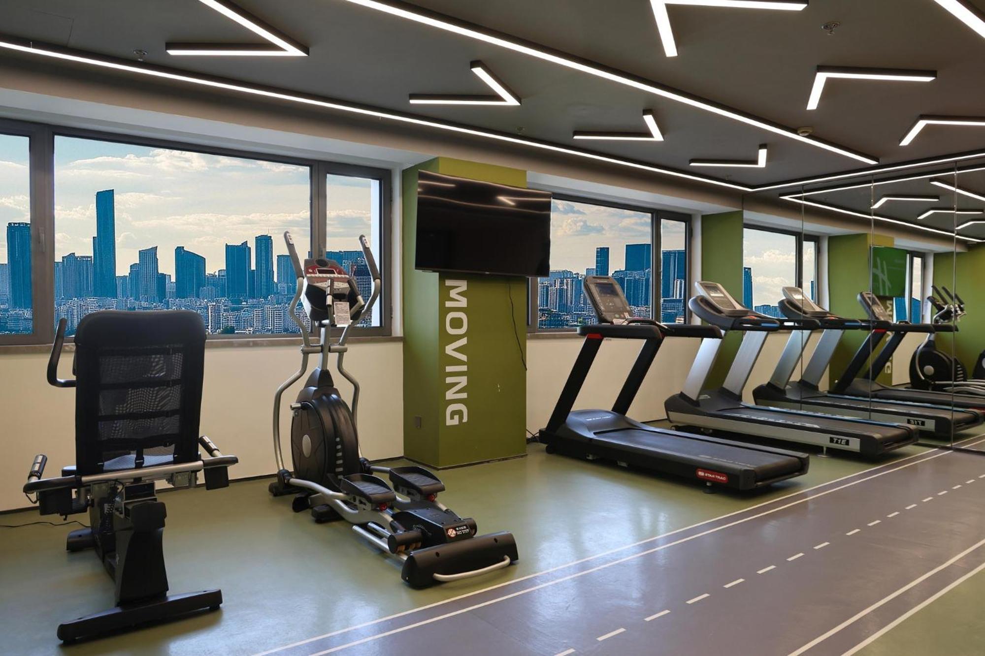 Holiday Inn Shanghai Huaxia By Ihg - Overlooking City Scenery At Sky View Restaurant מראה חיצוני תמונה